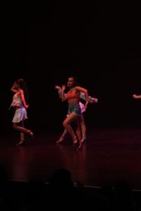 Danseurs en rumba sur scène au Théâtre Anthéa