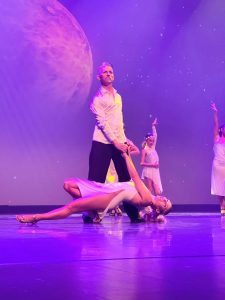 Couple de danseurs en cha-cha-cha au Théâtre Anthéa